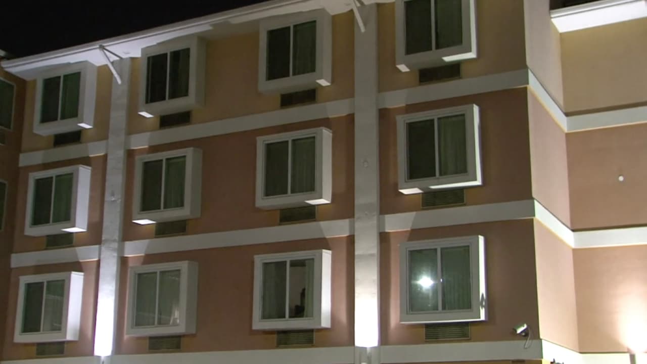 La policía de Houston respondió a una llamada por posible ahogamiento de un niño en el hotel Quality Inn, ubicado en la cuadra
<a href="https://www.google.com/maps/place/2930+W+Sam+Houston+Pkwy+S,+Houston,+TX+77042/@29.7337157,-95.5615786,17z/data=!3m1!4b1!4m5!3m4!1s0x8640c33306f0c623:0x7afdbdee11185fe6!8m2!3d29.7337157!4d-95.5593899" target="_blank">2930 de la West Sam Houston Parkway South</a>, al oeste de la ciudad.