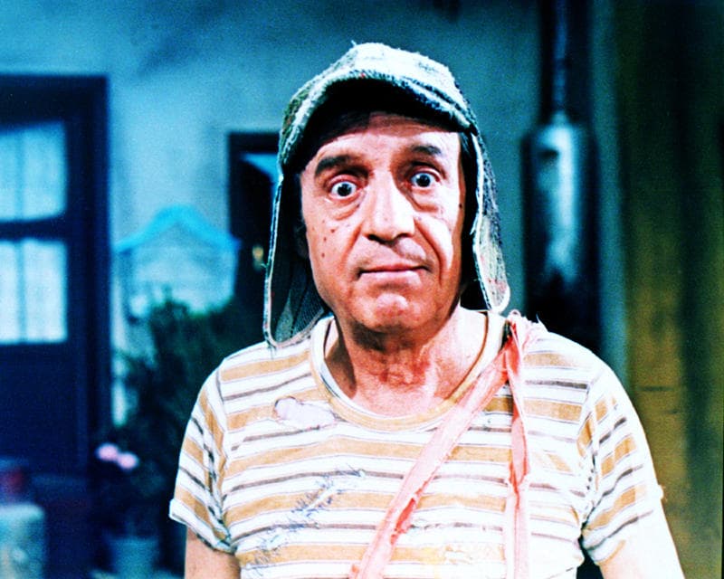 Chespirito terminó la carrera de Ingeniería, la cual no ejerció, pues el destino le tenía preparado otro camino.