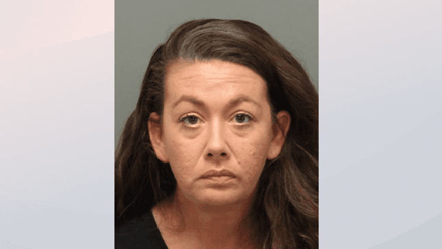 Madre acusada de dejar a su bebé dentro de un automóvil en Carolina del Norte
