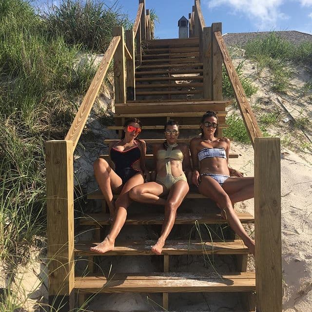 Nos ha deleitado con varias fotos en bikini y trajes de baño en los últimos días.