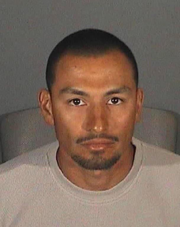 <b>Cesar Villareal</b> es buscado por un asesinato e intento de asesinato ocurrido en el 2010. De acuerdo con el FBI, Villareal estuvo involucrando en una pelea con dos hombres en una tienda mientras se encontraba con sus dos hijas. Villareal amenazó a los hombres con un arma, pero dejó el lugar. Sin embargo, poco después regresó en un carro y disparó a ambos hombres, matando a uno. Se cree que Villareal vive en México.