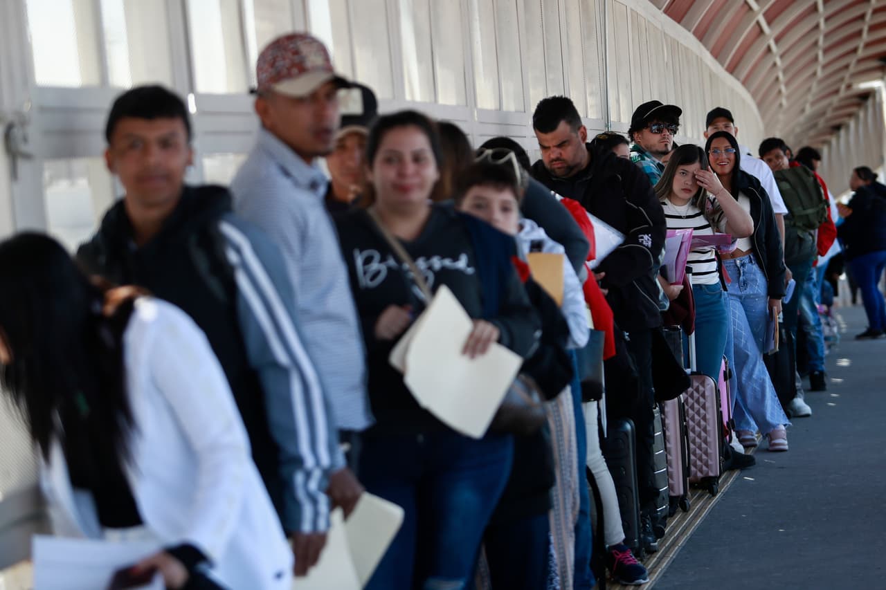 Cinco claves de la nueva regla de carga pública que USCIS aplicará al evaluar la residencia (y que entra en vigor este viernes)