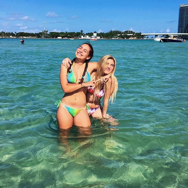 A la jovencita le encanta pasar tiempo con su mamá.