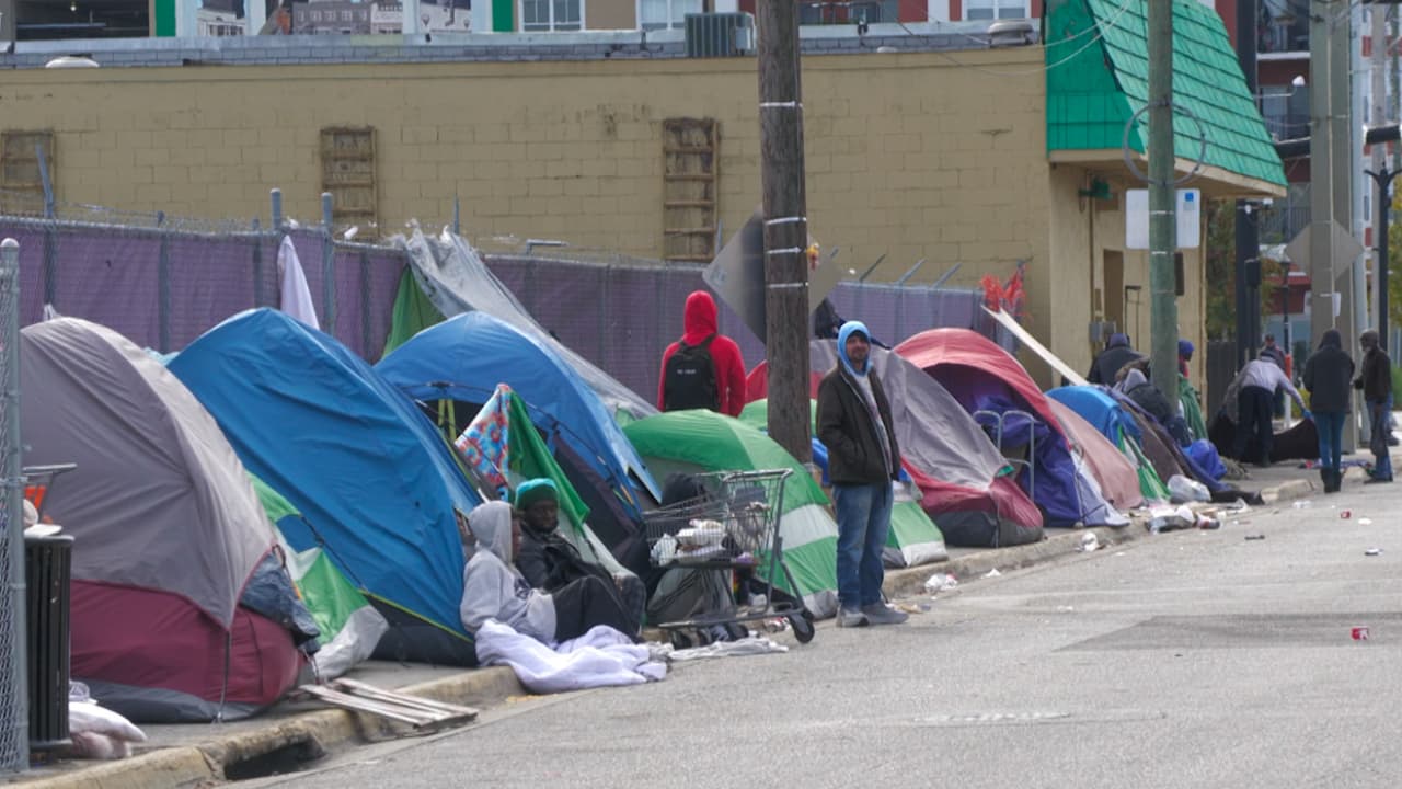 Personas sin hogar afuera de un refugio en Orlando.