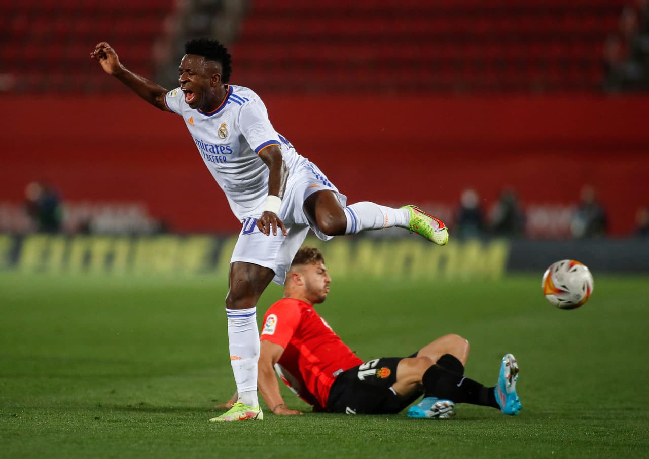 Gracias a un doblete de Karim Benzema y otro tanto del brasileño Vinícius, el Real Madrid venció al Mallorca y aumentó su ventaja en el liderato a 10 puntos sobre el Sevilla.