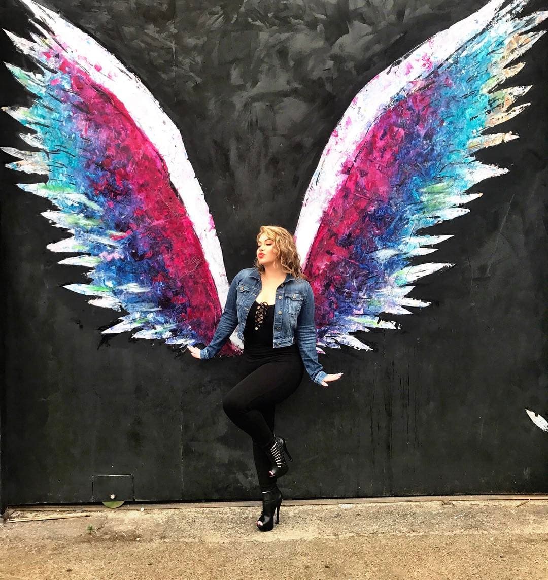 Chiquis combina mucho el color negro con la mezclilla.