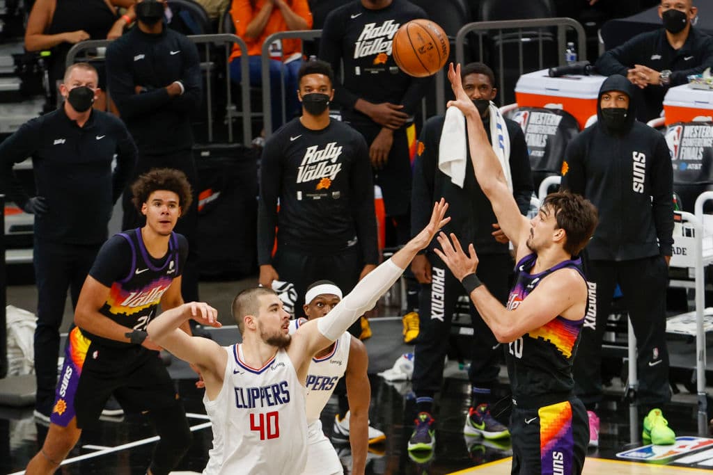 La canasta de último segundo de Deandre Ayton le da la victoria a los Pheonix Suns 103-104 sobre Los Angeles Clippers.