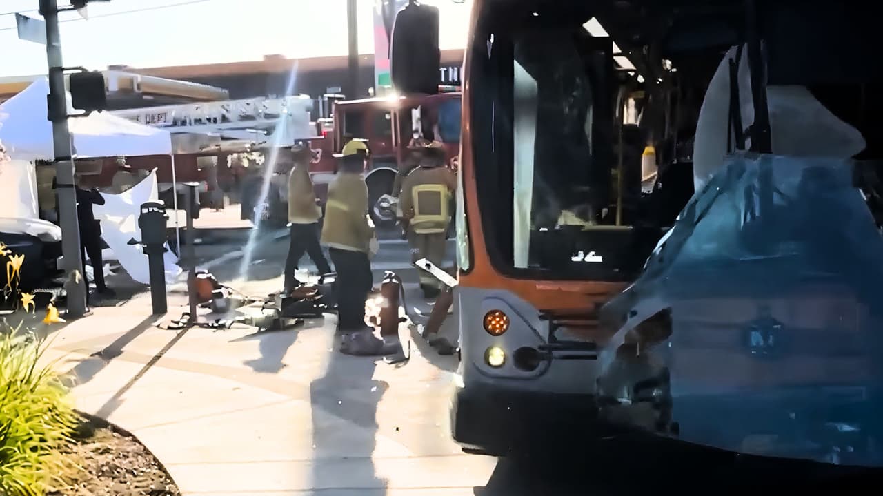 Accidente en Los Ángeles deja dos muertos y varios heridos.