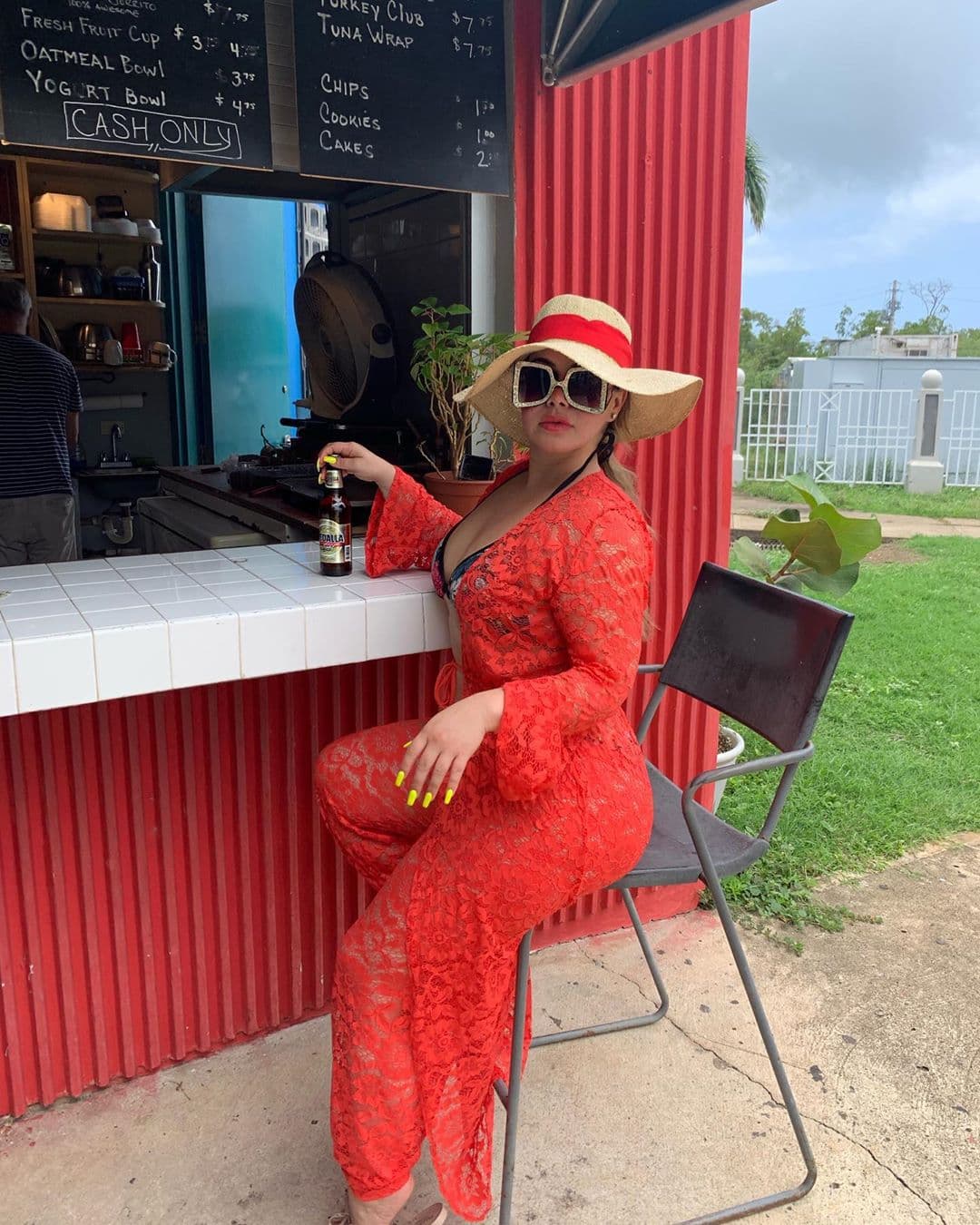 Chiquis se refrescó con la cerveza local y en varias ocasiones
<b><a href="https://www.instagram.com/p/B0wwYxYHj6t/" target="_blank">publicó videos que la mostraban feliz</a></b> con sus experiencias en la isla.