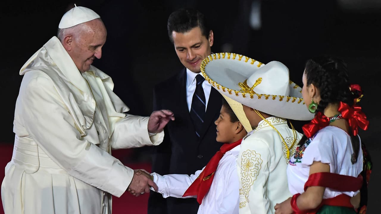 También le recibieron niños vestidos con trajes típicos mexicanos quienes le obsequiaron cajas con tierra de diferentes Estados de la República como símbolo por su llegada.
