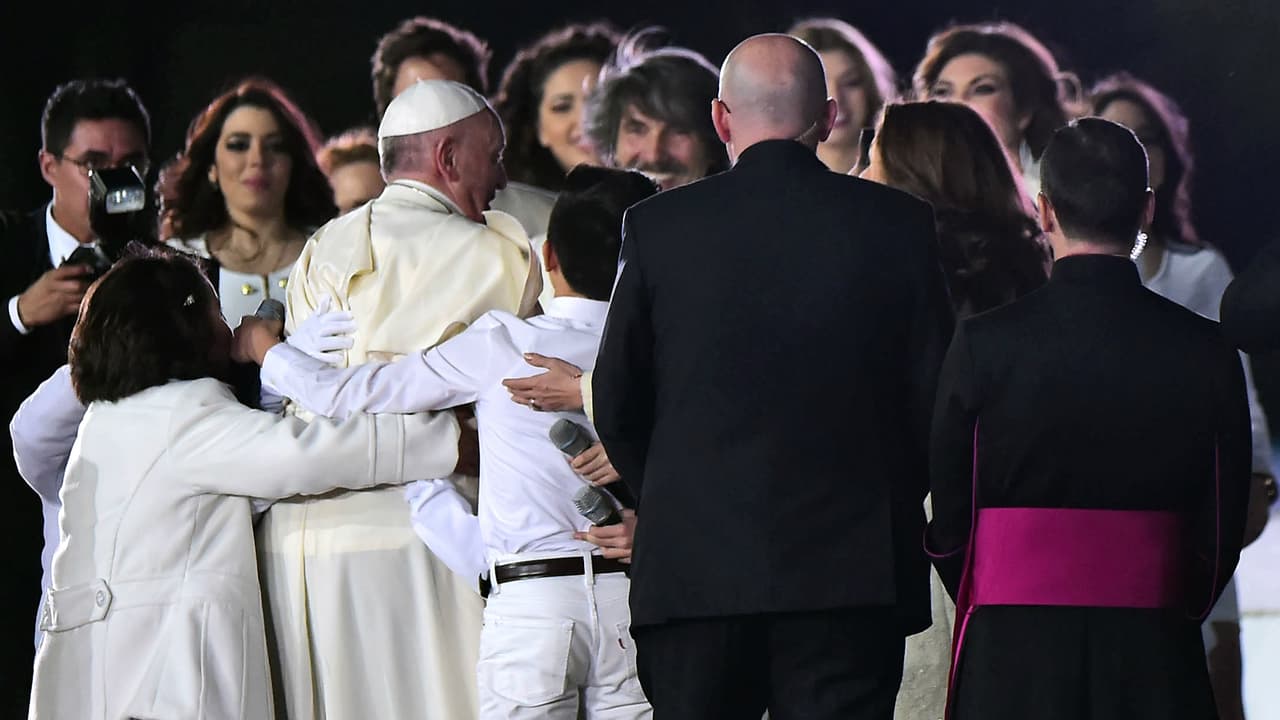 También agradeció y saludo al talento mexicano que interpretó la canción 'Luz', hecha especialmente para su visita a México.