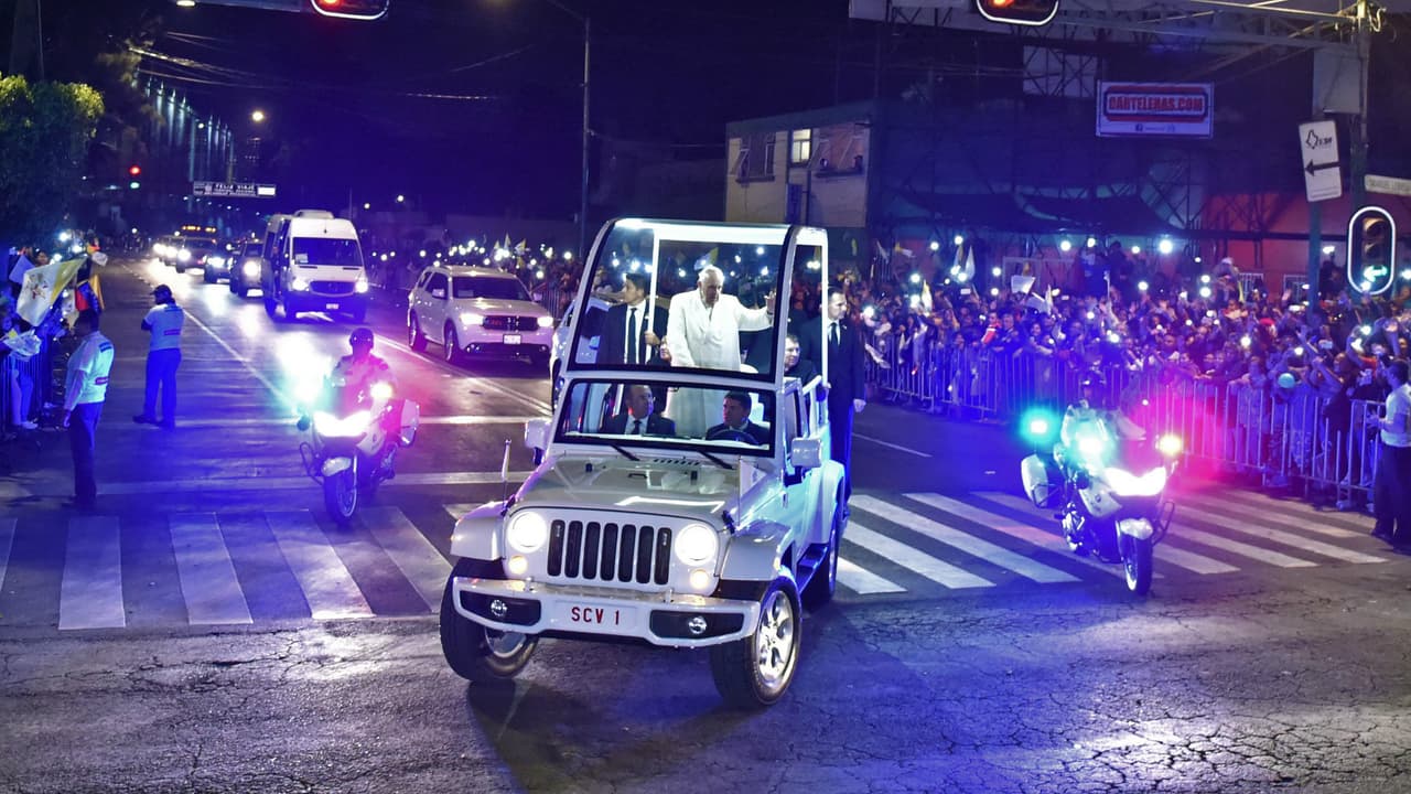 El Papa Francisco recorrió algunas de las principales avenidas de la Ciudad de México donde encontró a cientos de personas haciendo una 'valla de luz' con sus celulares para iluminar su camino.