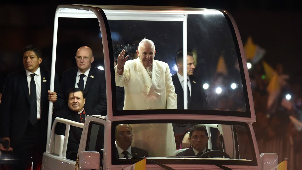 Luego de saludar a obispos y autoridades mexicanas, el Papa Francisco salió del Hangar Presidencial del aeropuerto en el PapaMóvil para hacer un recorrido de casi 11 millas hacia la Nunciatura Apostólica.