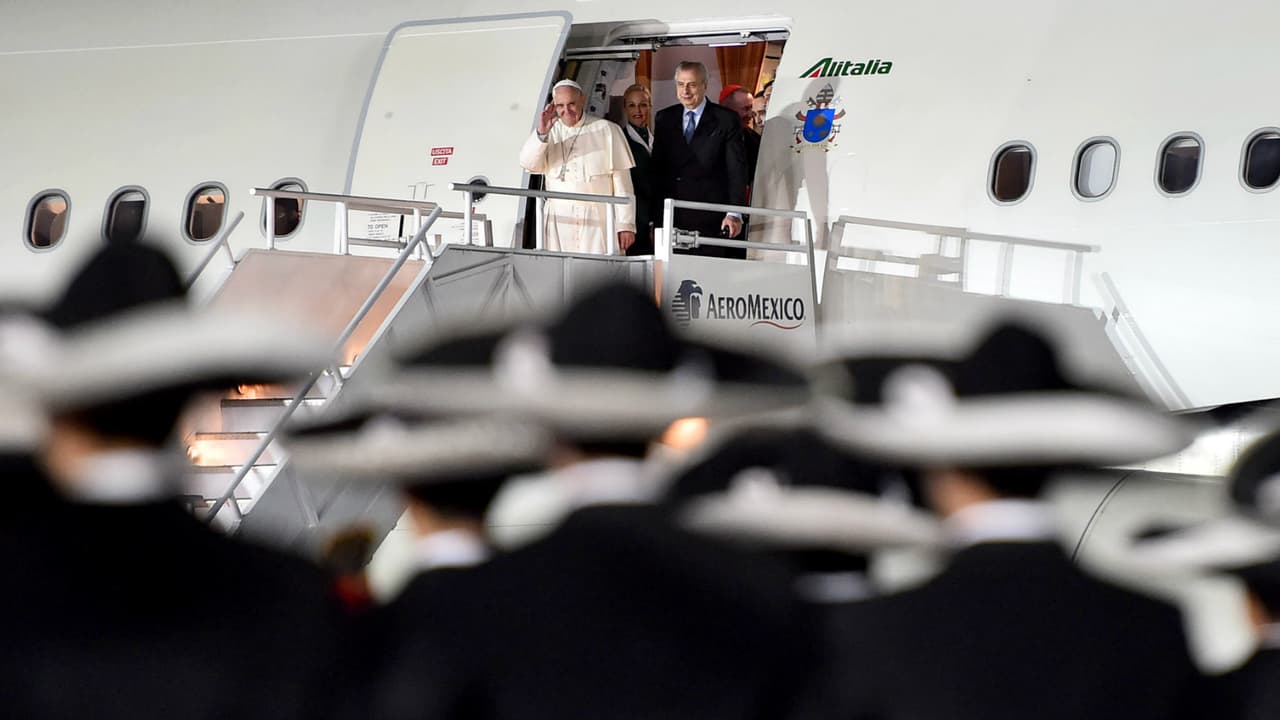 En punto de las 19:14C, el avión AZA4000 procedente de Roma. con escala en Cuba, arribó en el Aeropuerto Internacional de la Ciudad de México.