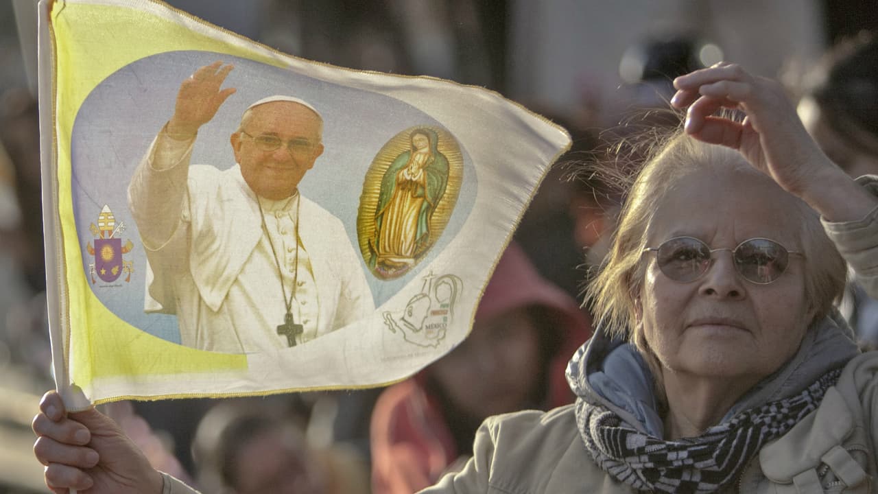 Horas antes los fieles se empezaron a congregar en la Nunciatura con la esperanza de ver al Santo Padre en su llegada.