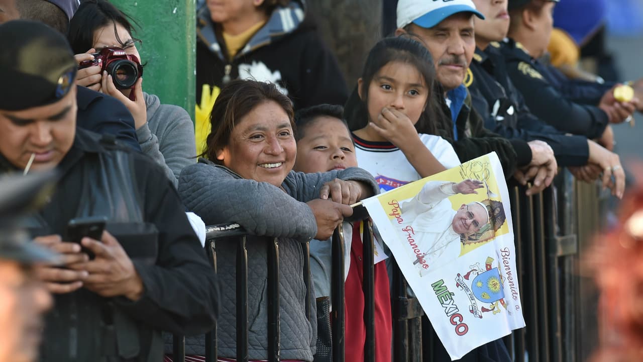 Banderas, carteles, fotógrafos y muchos fieles llenaron las calles de la Ciudad de México que recorrió el Papa.