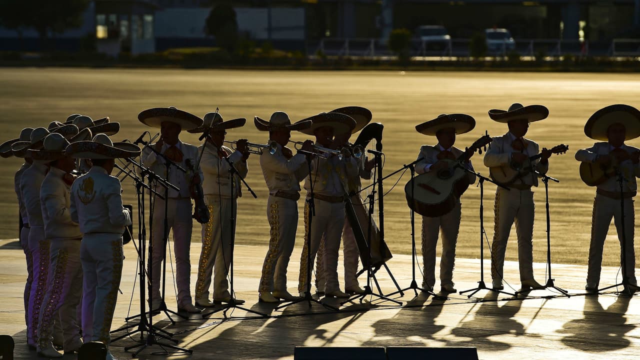 Emsambles de mariachi y bailes folclóricos hicieron gala de su música y baile para recibir al Pontífice.
