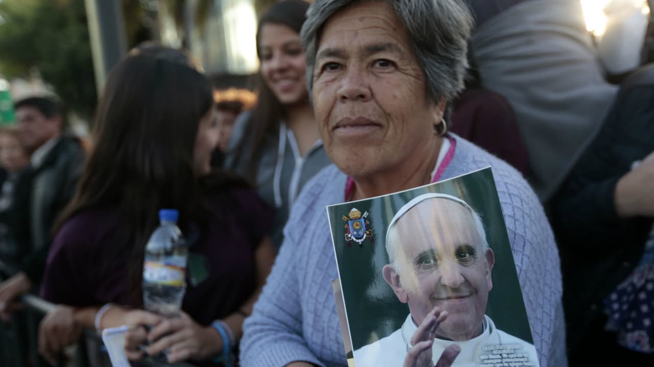 Cientos de personas acamparon fuera de la Nunciatura Apostólica para ver salir al Papa Francisco el sábado 13 por la mañana para dirigirse al Palacio Nacional.