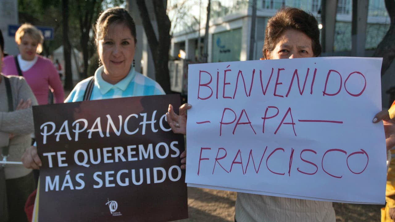 Muestras de afecto como porras y pancartas le dieron la bienvenida al Papa Francisco.