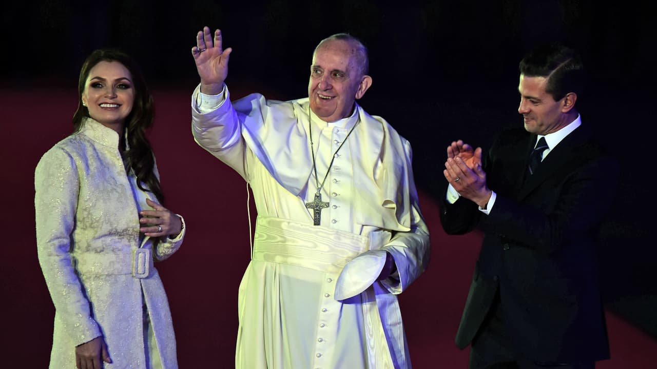 El Papa Francisco rompió el protocolo al acercarse a la gente que lo esperaba para saludarles y darles la bendición.