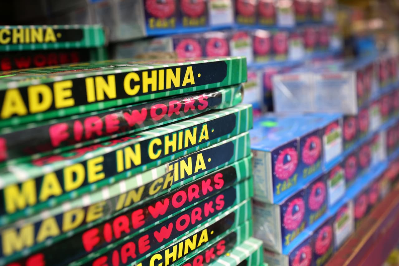 De acuerdo con las leyes de fuegos artificiales de Pensilvania, vender fuegos artificiales ilegales es un delito grave de tercer grado, que conlleva una sentencia máxima de siete años y una multa de hasta $ 15,000.