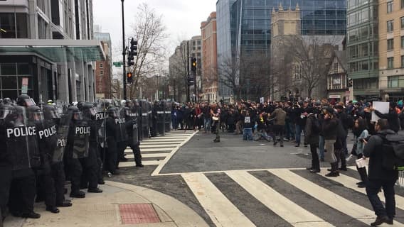 Entre los manifestantes había personas con pancartas contra Trump, pero también encapuchados que lanzaron piedras y otros objetos a la policía. Los agentes repelieron la violencia con gas lacrimógeno.