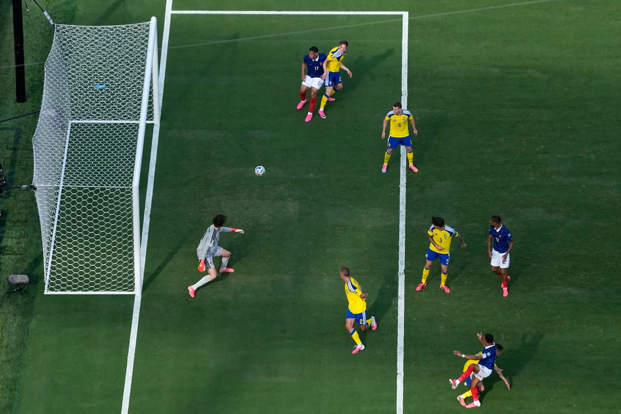 El delantero francés Kylian Mbappé (10) marca el primer gol de su equipo ante el sueco Jacob Widell Zetterström (1) durante un partido de la ronda de dieciseisavos de final de la Copa del Mundo entre Francia y Suecia en East Rutherford, Nueva Jersey, cerca de Nueva York, el martes 30 de junio de 2026.