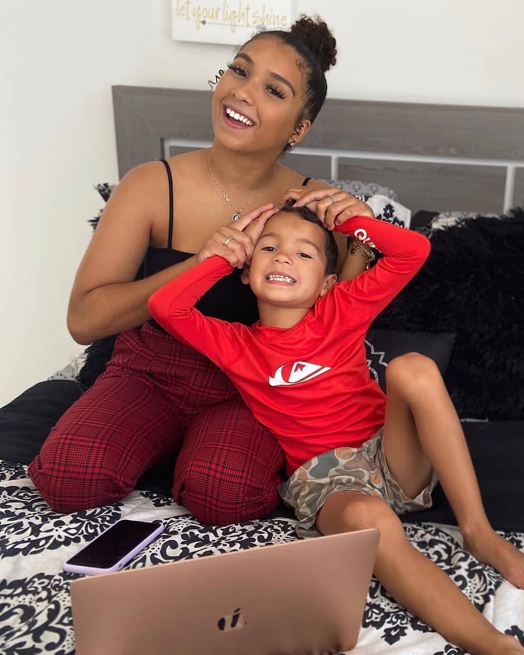 Pablo Anuel tiene 7 años, nació el 27 de junio de 2013 y su madre es la puertorriqueña Astrid Cuevas, expareja del cantante.
<br>