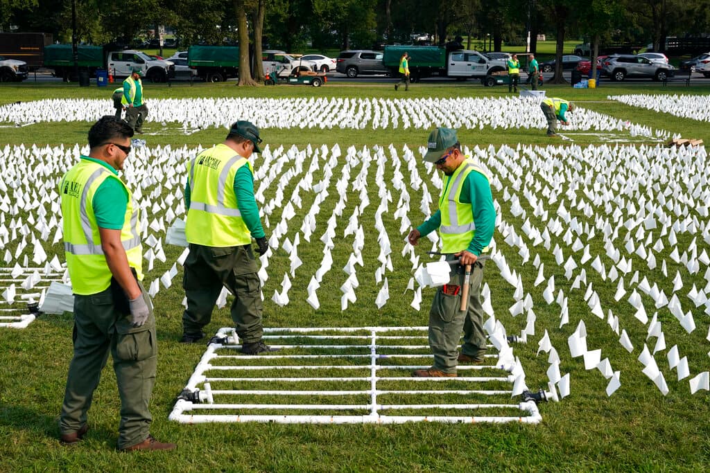 Casi 300 voluntarios ayudaron a Firstenberg a plantar las banderas en el césped, y algunos de ellos dejaron notas personalizadas para sus seres queridos durante el proceso e incluso varios de ellos se contagiaron de covid-19 durante los días que colocaron las banderas.