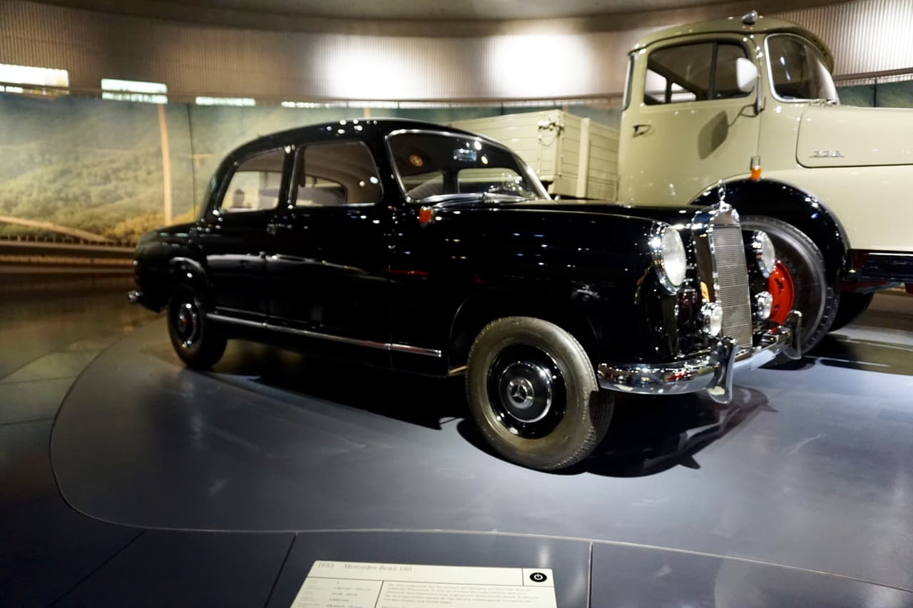 Mercedes-Benz 180 1953, también conocido como el 'Pontón' marca la llegada de Mercedes-Benz a la modernidad, con su construcción uni-cuerpo y su diseño de tres volúmenes. Su increíble durabilidad ha ayudado a cementar su excelente reputación.