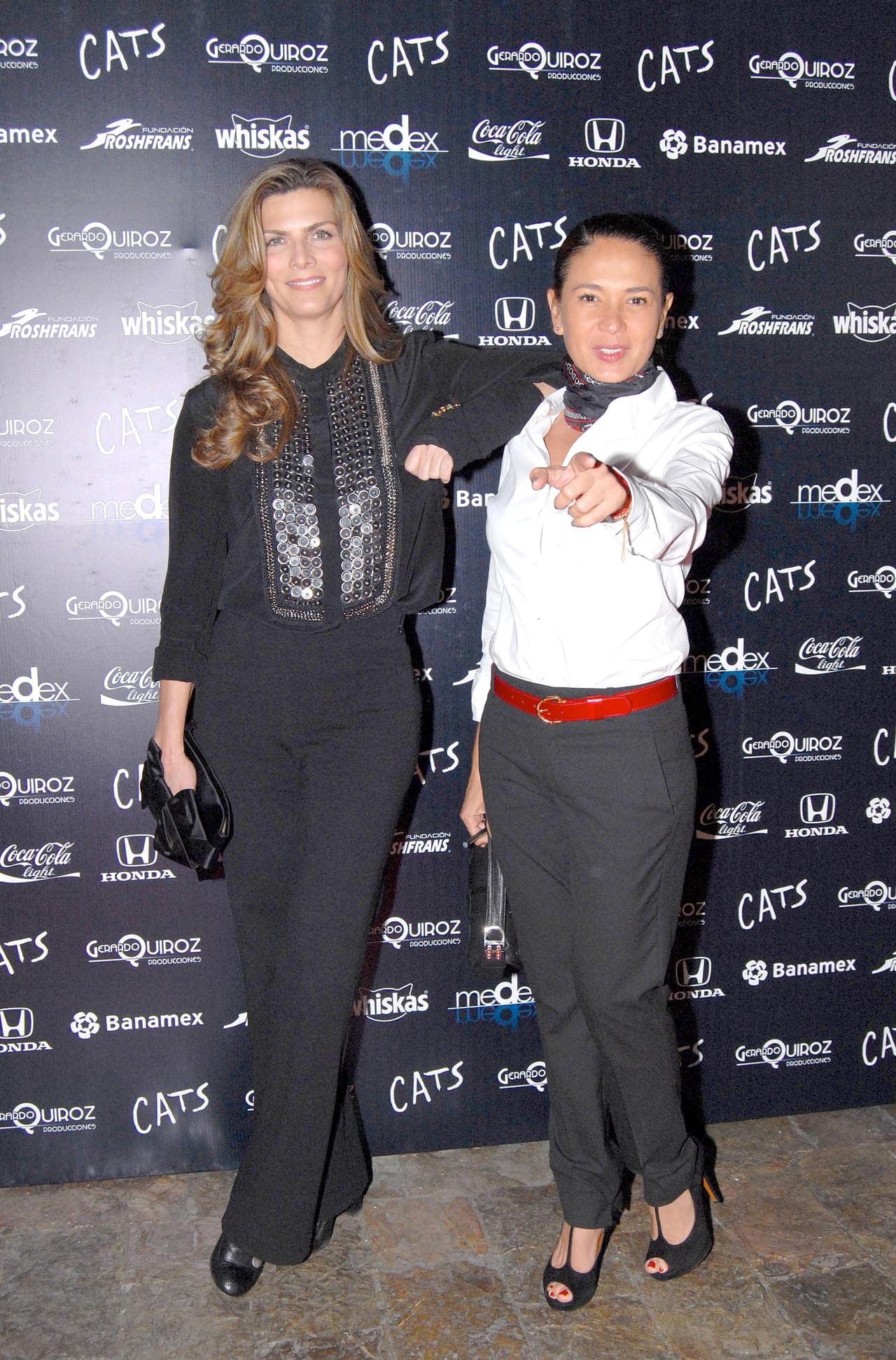 “Definitivamente tenía que salir contigo del closet (Yolanda), aquí en este programa después de 20 años. ¿Qué tiene? Cada quien se toma su tiempo, hay que darles tiempo, cuando sea el momento indicado”, dijo Montserrat.
<br>