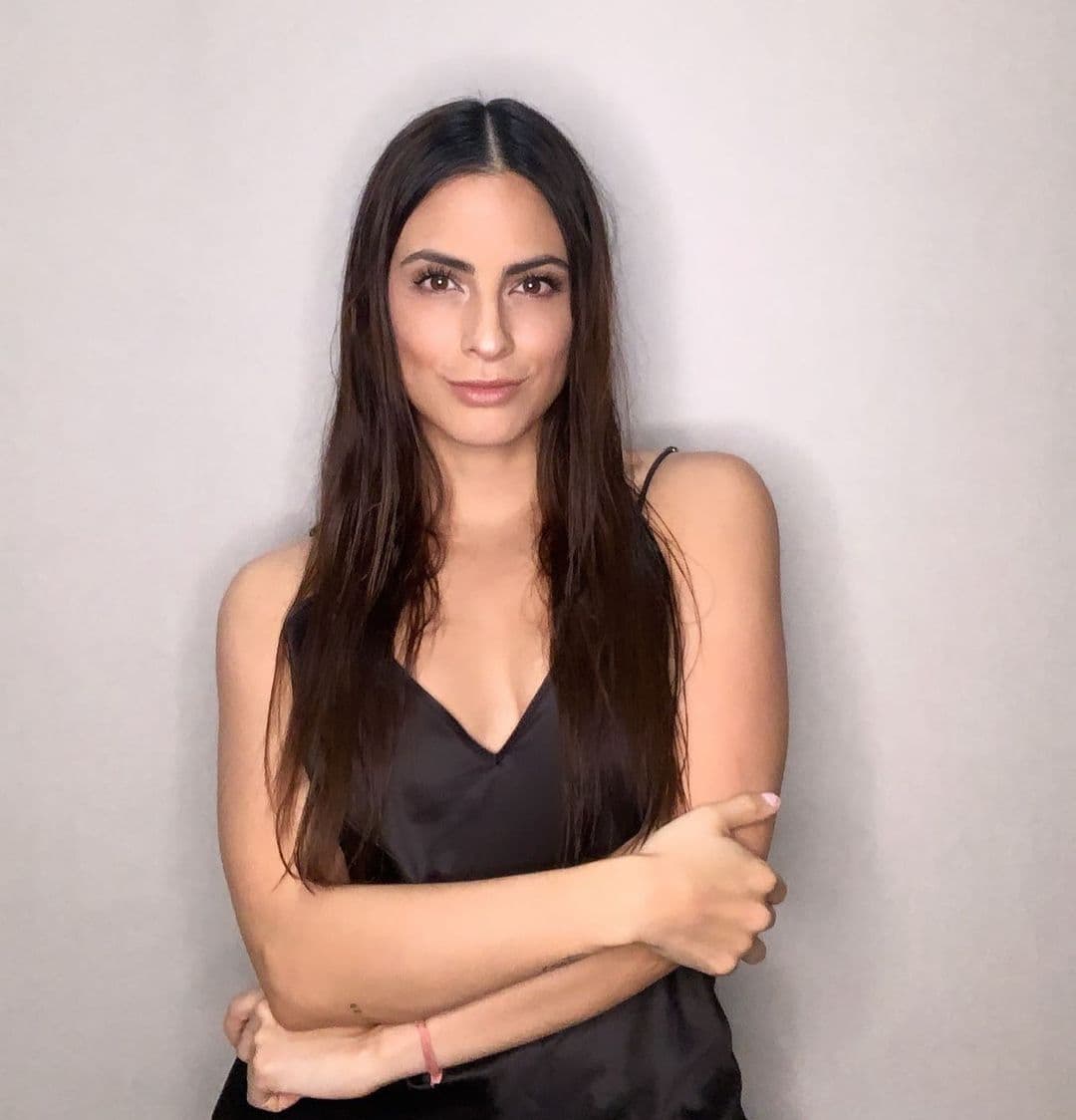 Su novia
<b><a href="https://www.univision.com/famosos/a-ver-cuanto-duran-el-comentario-que-la-novia-de-julian-gil-no-dudo-en-responder-fotos">Valeria Marín</a></b>, con quien recientemente anunció su noviazgo de 6 meses, no se ha pronunciado en redes sociales sobre la intervención del actor.
<br>