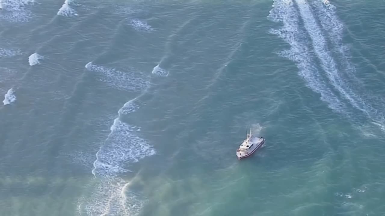 La recomendación de las autoridades es nunca entrar al agua si está puesta la bandera roja y si se ve atrapado en las corrientes de resaca, no tratar de nadar en contra de la corriente, sino de forma paralela a la orilla.
<br>