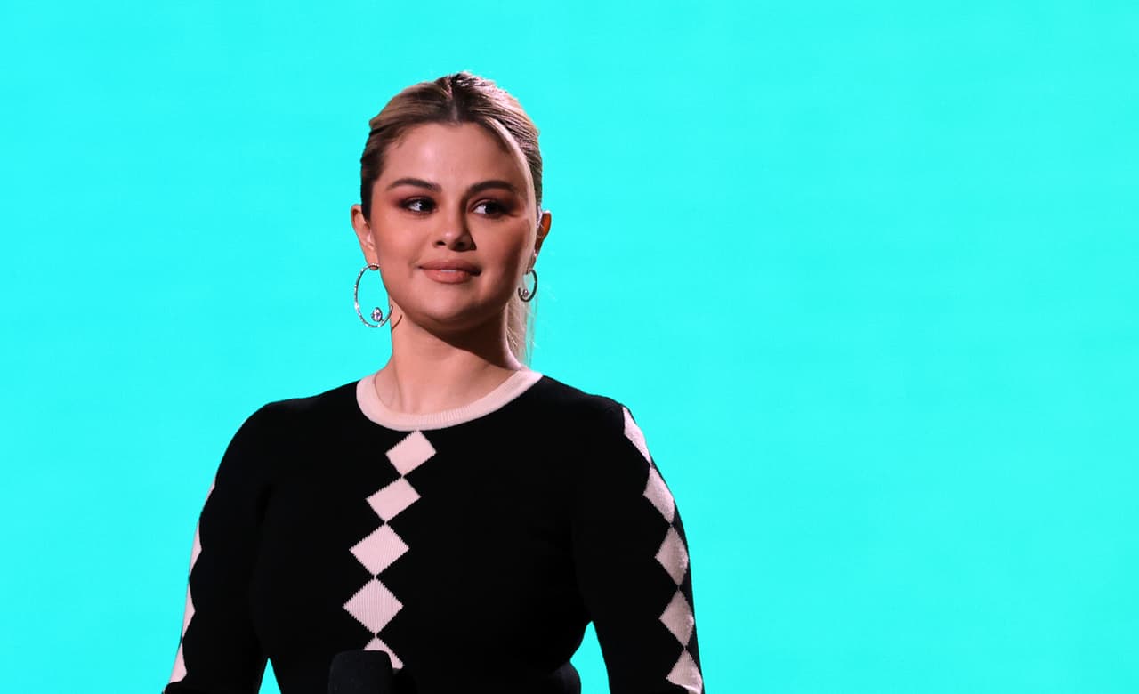 <b>Puesto 4: Selena Gomez, cantante y actriz. </b>
<br>
<br>
<b>421.3 millones de seguidores en redes sociales.</b>
<br>
<br>
<a href="https://www.instagram.com/selenagomez/"><u>Instagram</u></a>: 238 millones de seguidores.
<br>
<br>
<a href="https://twitter.com/selenagomez"><u>Twitter</u></a>: 64.8 millones de seguidores.
<br>
<br>
<a href="https://www.facebook.com/Selena"><u>Facebook</u></a>: 61 millones de seguidores.
<br>
<br>
<a href="https://www.tiktok.com/@selenagomez?lang=en"><u>Tik Tok</u></a>: 28.3 millones de followers.
<br>
<br>
<a href="https://www.youtube.com/channel/UCPNxhDvTcytIdvwXWAm43cA"><u>Youtube</u></a>: 29.2 millones de seguidores.
<br>
<br>