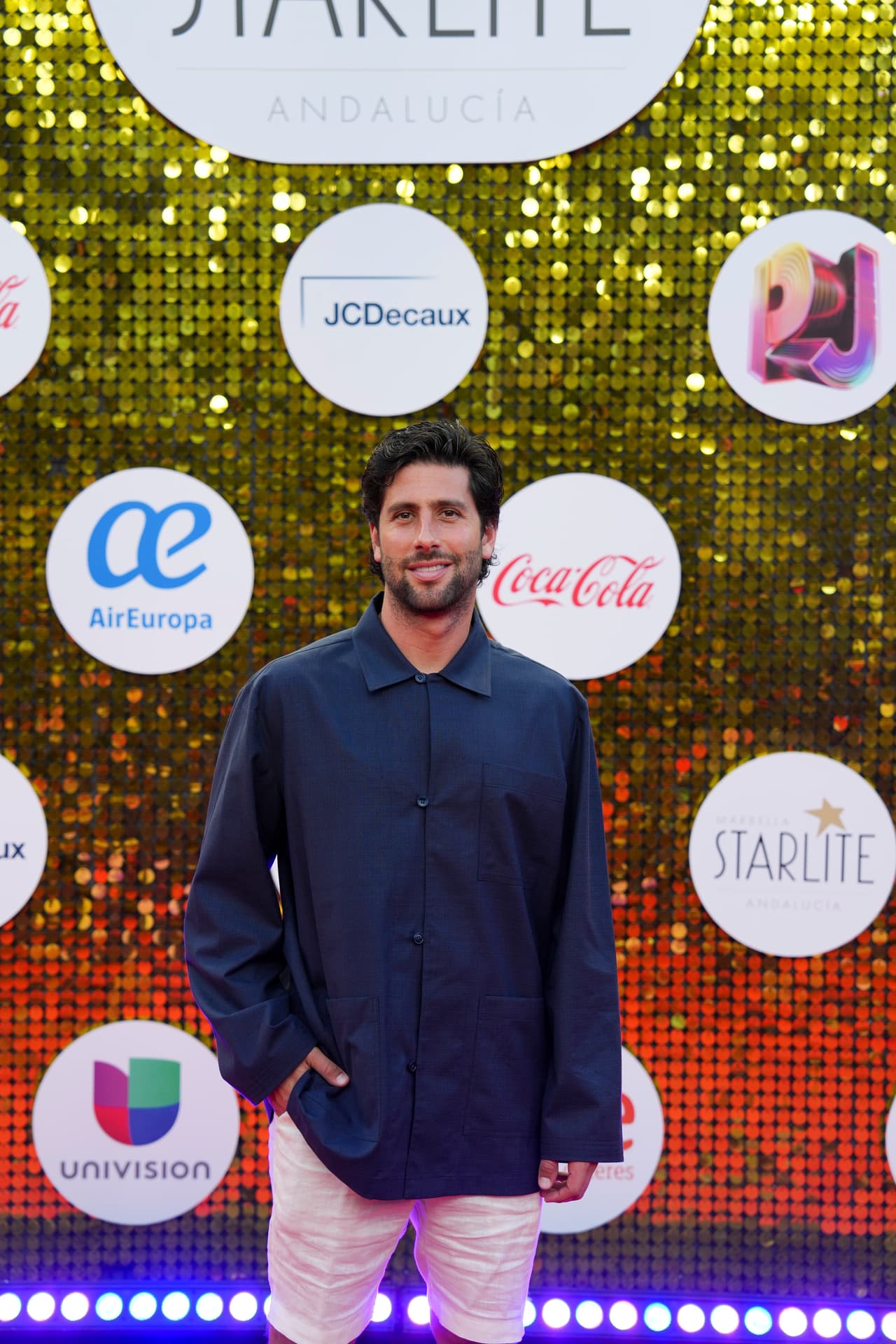 El actor mexicano Diego Klein eligió este look sencillo y muy fresco para la ocasión.