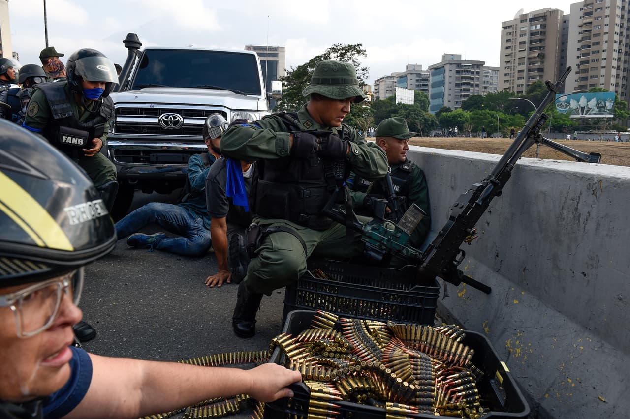 El ministro de Relaciones Exteriores de Brasil, Ernesto Araújo, dijo en una conferencia de prensa que su país apoya una transición democrática en Venezuela y que espera que los militares respalden a Guaidó para alejar del poder a Maduro.