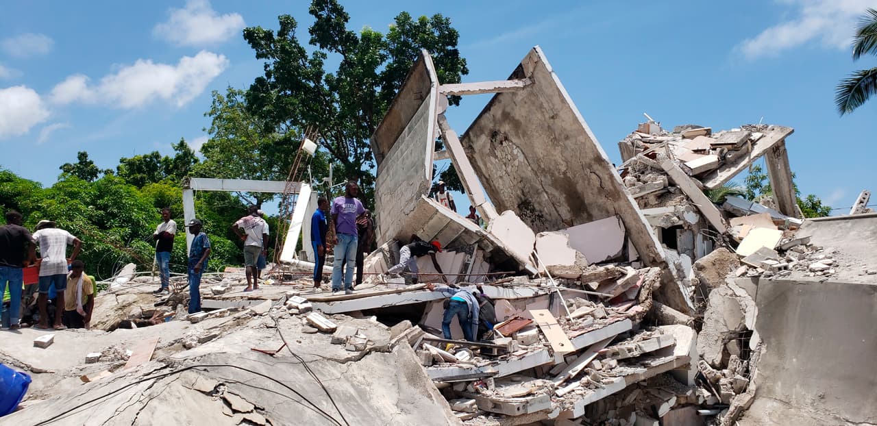 La casa del obispo católico, también ubicada en Les Cayes, quedó destruida con el remezón, que
<b>se produjo a una profundidad de apenas unas 6 millas o 10 kilómetros, lo que incrementa en poder destructivo del sismo.</b>