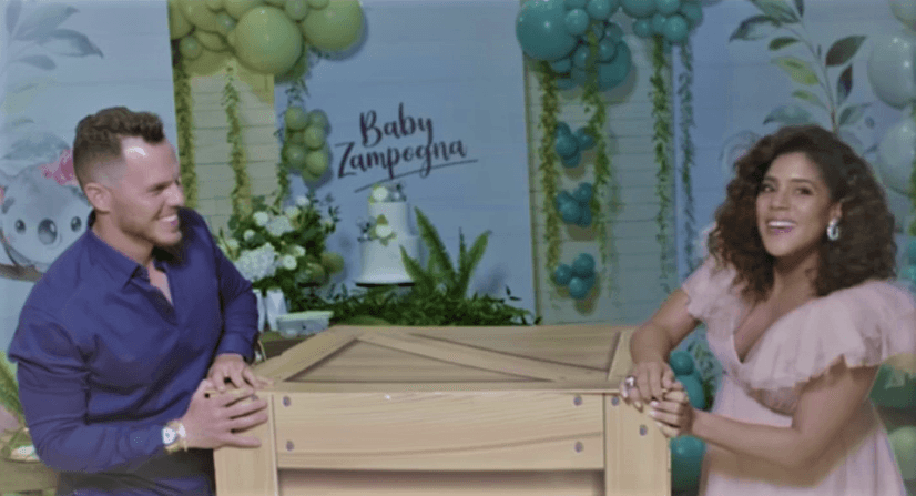 En Despierta América presentó las fotos y videos de la revista
<i>People</i>
<i>en Español </i>del momento cuando se enteraron si estaban esperando una mujercita o un varoncito.