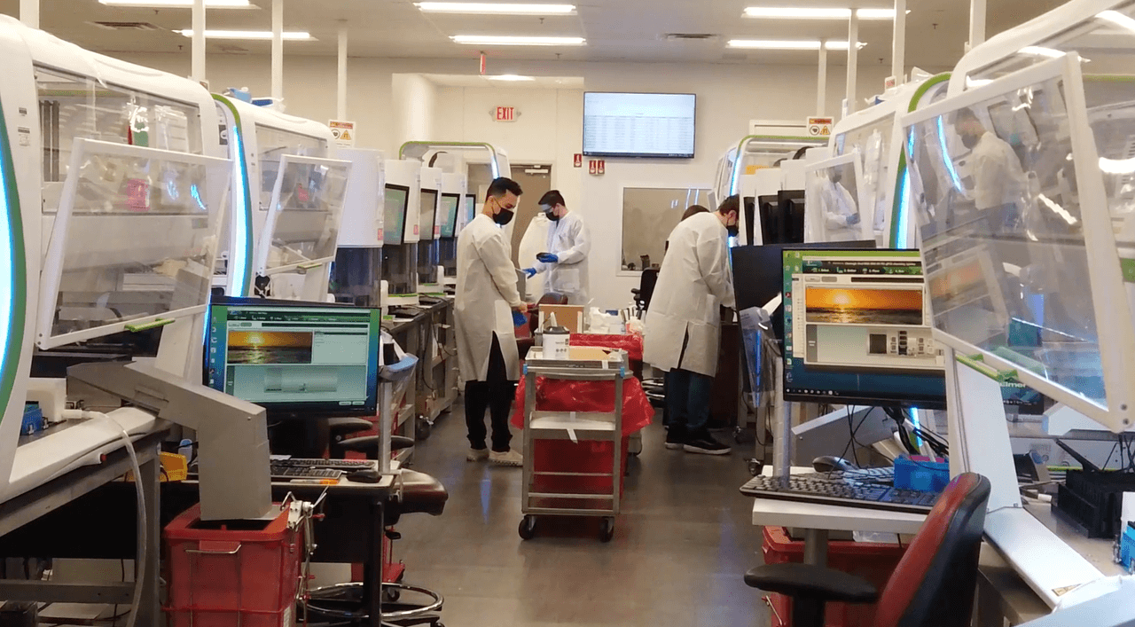 Dentro del edificio,
<b>los técnicos cuentan con el apoyo de microbiólogos</b> que responden sus preguntas — si es necesario—sobre resultados inconclusos o más.