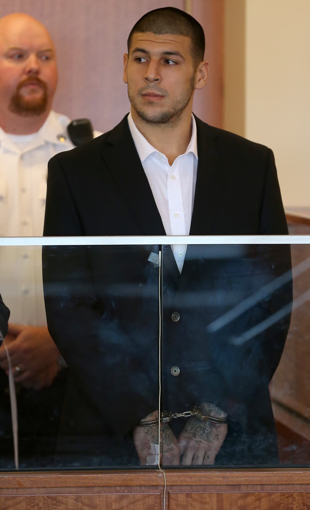 En su registro criminal, además del mencionado aseisnato de Lloyd, Hernandez también estuvo acusado del doble asesinato de los jovenes Daniel Jorge Correia de Abreu y Safiro Teixeira Furtado en el 2014.