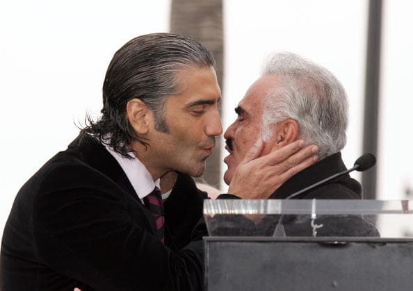 Con un beso de amor eterno, entre padre e hijo. Así cerraron la ceremonia en honor a las grandes figuras de la música ranchera mexicana en Los Ángeles.