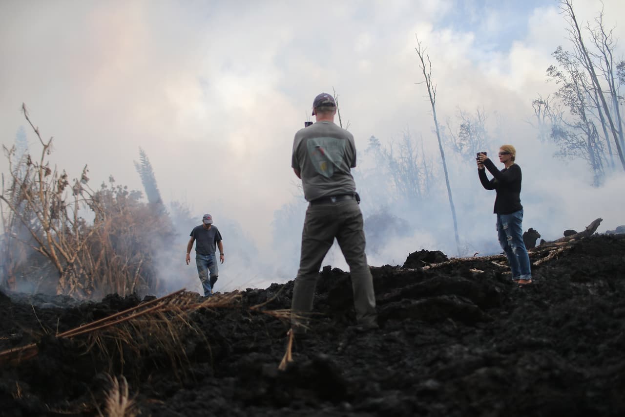 Vecinos exploran los daños que la lava causó en Leilani Estates, una de las comunidades más afectadas por las erupciones. El servicio geológico explicó que desde la mañana de este martes "la erupción de ceniza ha aumentado su intensidad", alcanzando la nube de ceniza entre las 9,842 y 11,811 pies (3,000 y 3,600 metros) sobre el nivel del mar.