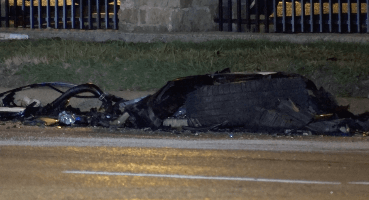 El choque fue de tal magnitud que desprendió algunas partes de los autos.