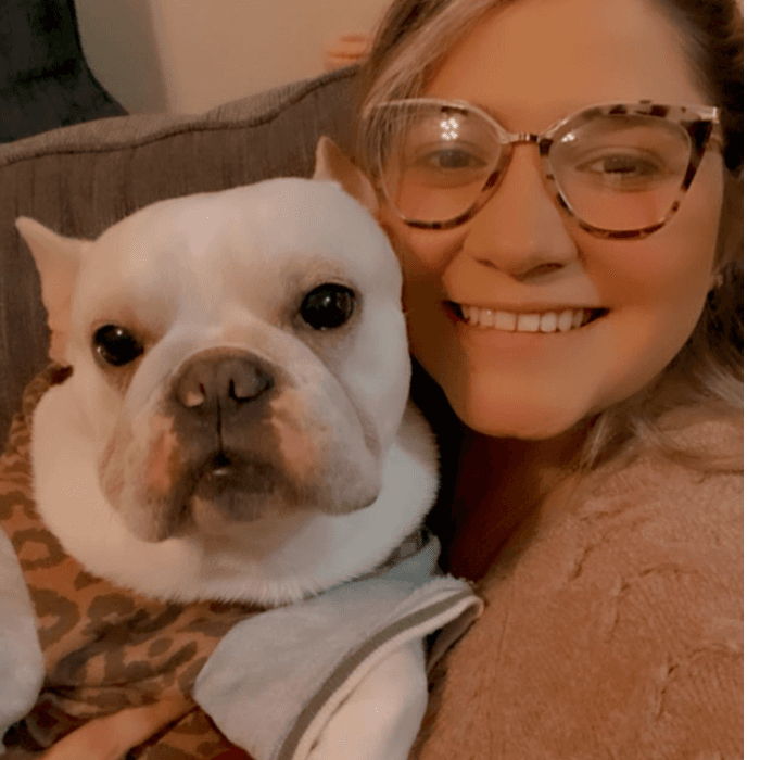 Frenchie Cookie fue el emotivo regalo de su esposo tras las dificultades que vivieron al emigrar a EEUU. "Creo que ha sido una bendición en mi vida y desde entonces somos mejores amigas", dijo su dueña.