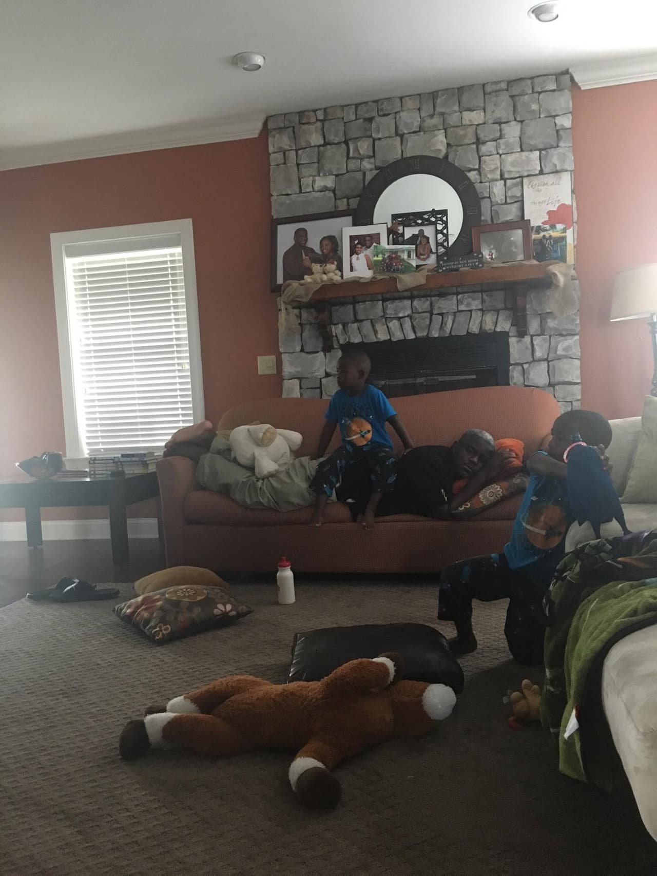 Pero aseguran que, desde el día que llegaron a casa, les llaman "mamá" y "papá".