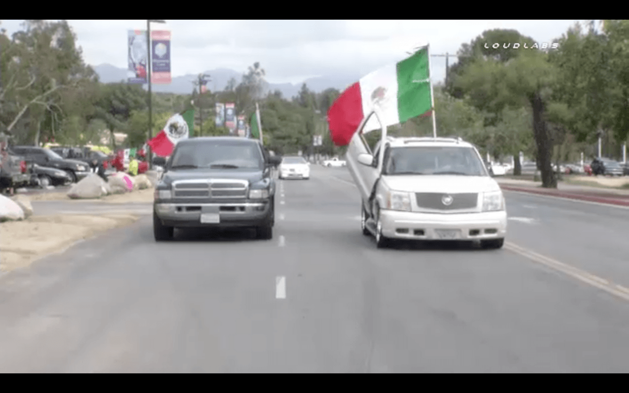 Una caravana con banderas mexicanas recorre Los Ángeles para protestar contra Donald Trump