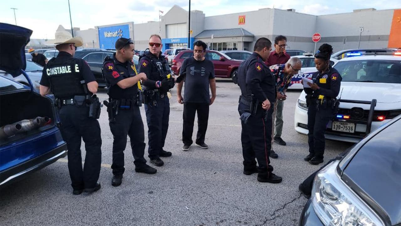 Los agentes recibieron llamadas sobre el robo en el estacionamiento.