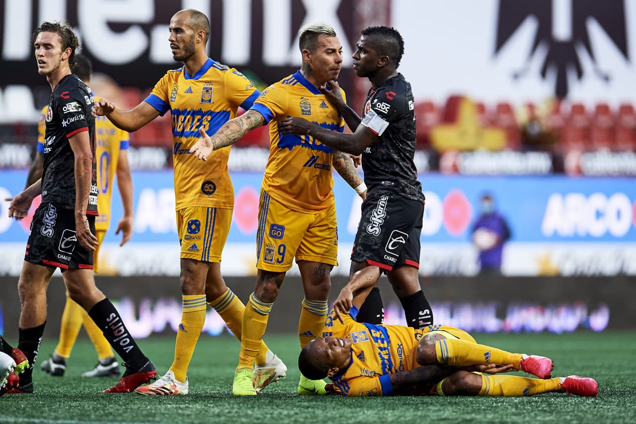 La calentura sale y empiezan a aber empujones luego de una falta de Miguel Barbieri