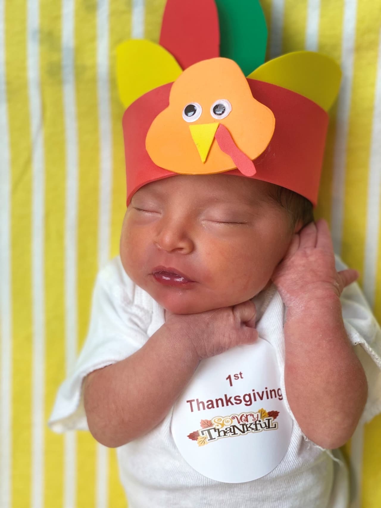 Dashiel en una pose muy tierna, muestra su sombrero de pavo. El sistema de salud
<a href="https://news.bswhealth.com/en-US/releases/tiniest-texans-little-turkey-edition" target="_blank">Baylor Scott & White Health</a> fotografía a los pequeños para celebrar su primer Día de Acción de Gracias.