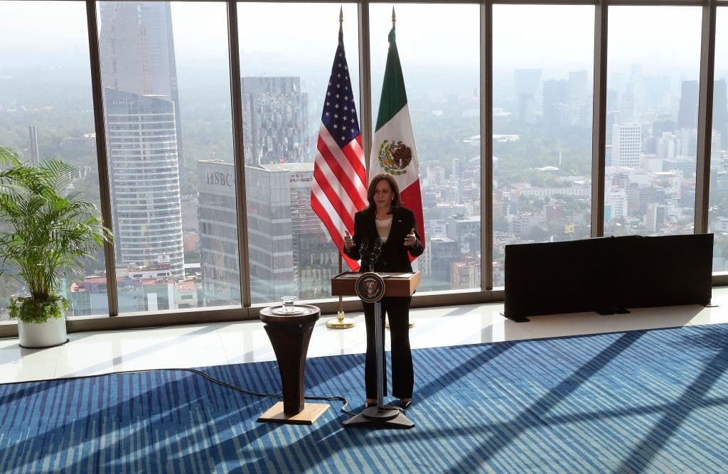 La Casa Blanca "está investigando" cómo una mujer pasó por reportera de Univision en la conferencia de Kamala Harris en México